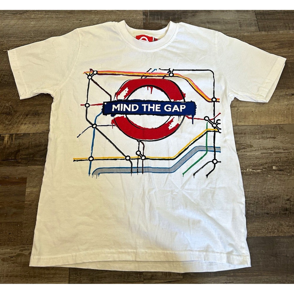 GWCC Men's White Mind the Gap London Graphic Logo Crew Neck Tee Shirt M